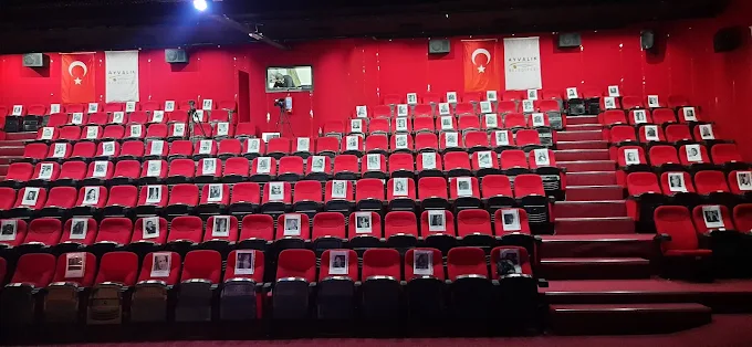 Ayvalık Vural Sineması Nejat Uygur Sahnesi