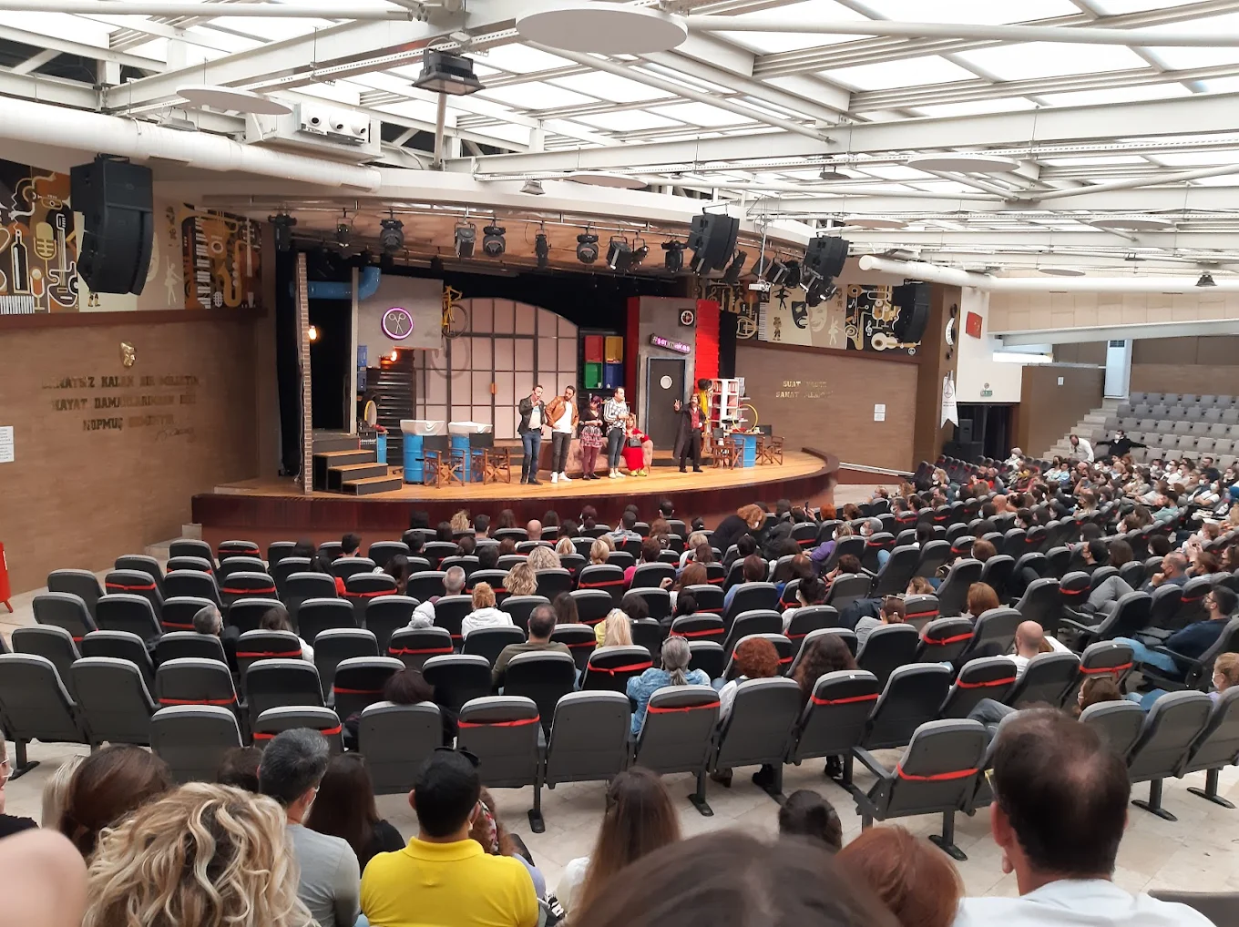 Bostanlı Suat Taşer Tiyatrosu