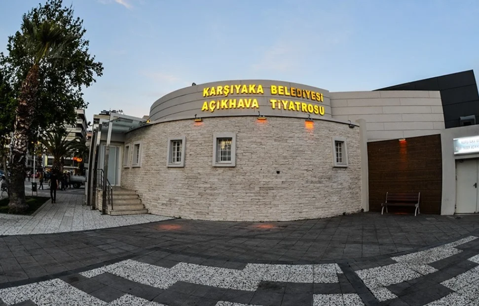 Bostanlı Suat Taşer Tiyatrosu