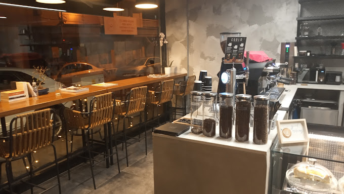 IS MORE Cafe & Roastery