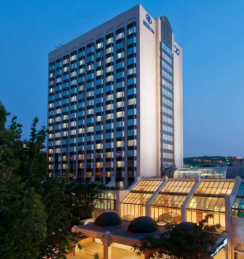 Loop Hilton