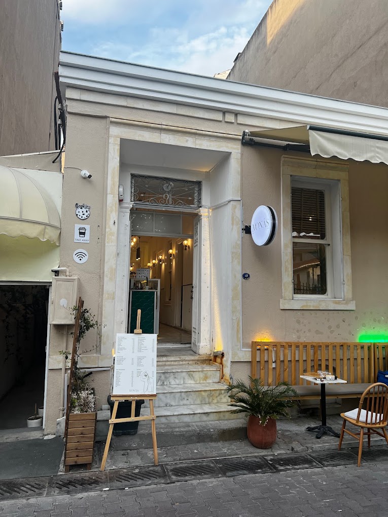 Monas Art Coffee Bakery