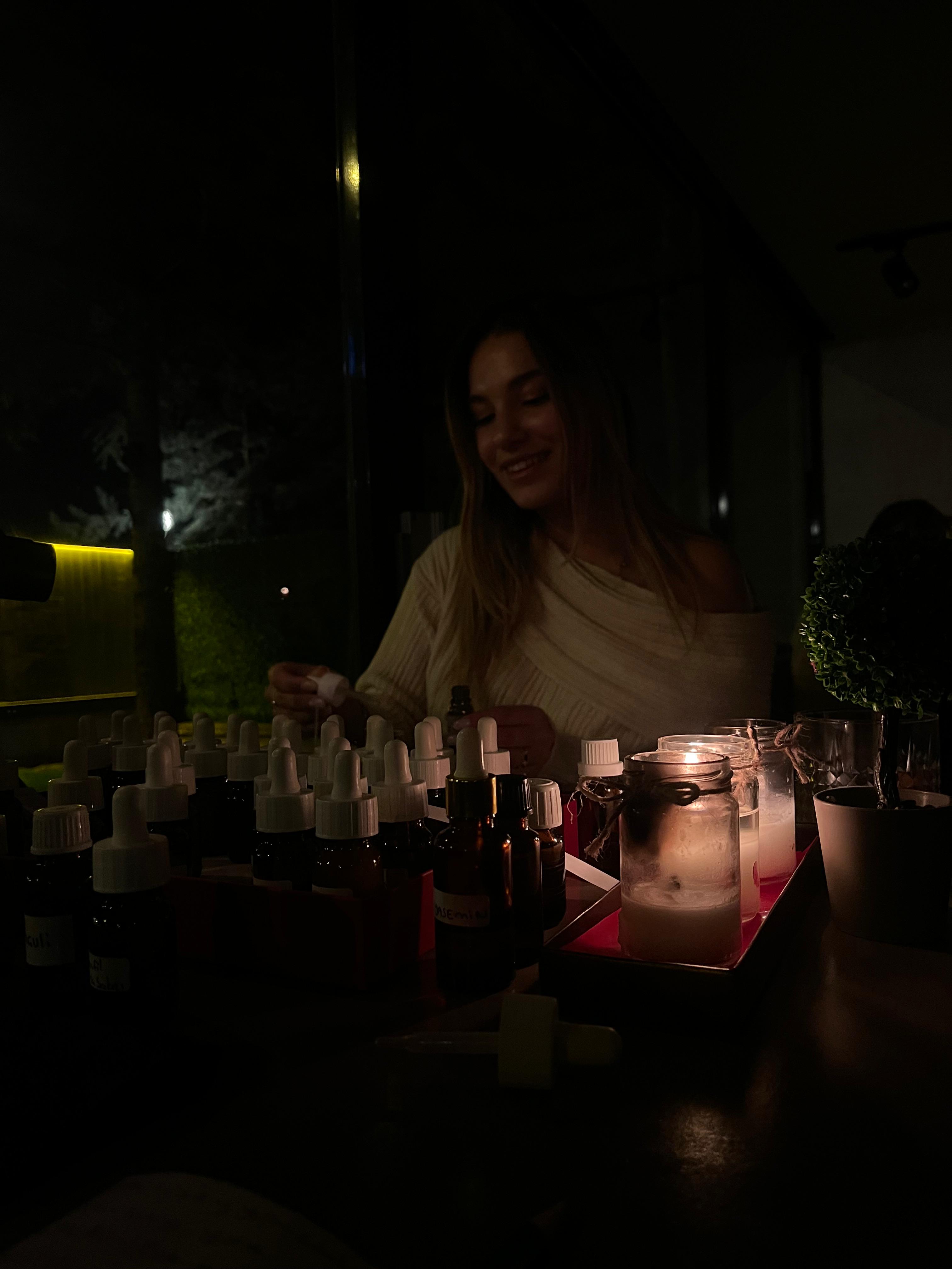 Mum Işığında Müzik Eşliğinde İmza Parfümünü Yap