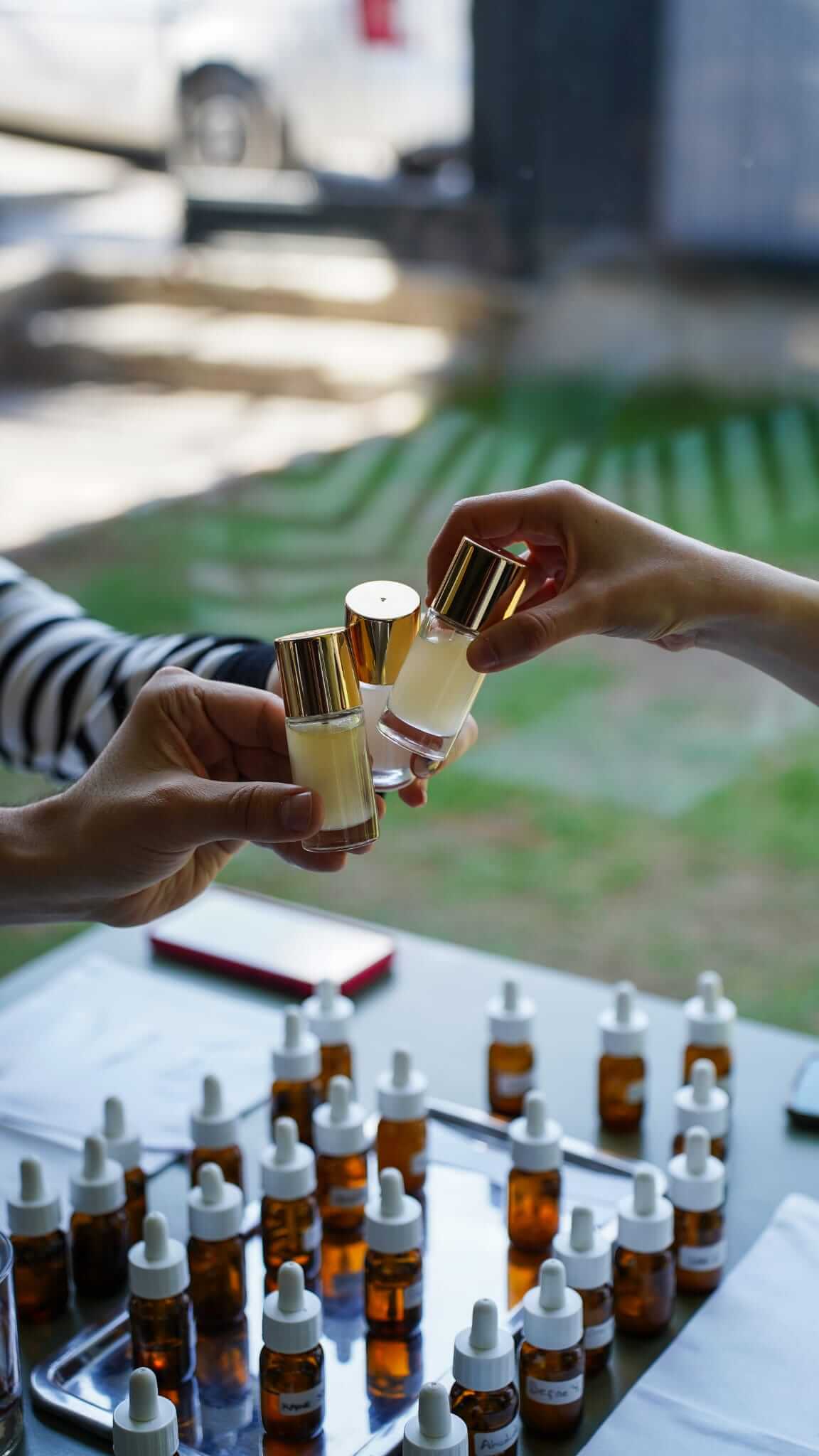 Mum ışığında müzik eşliğinde imza parfümünü yap