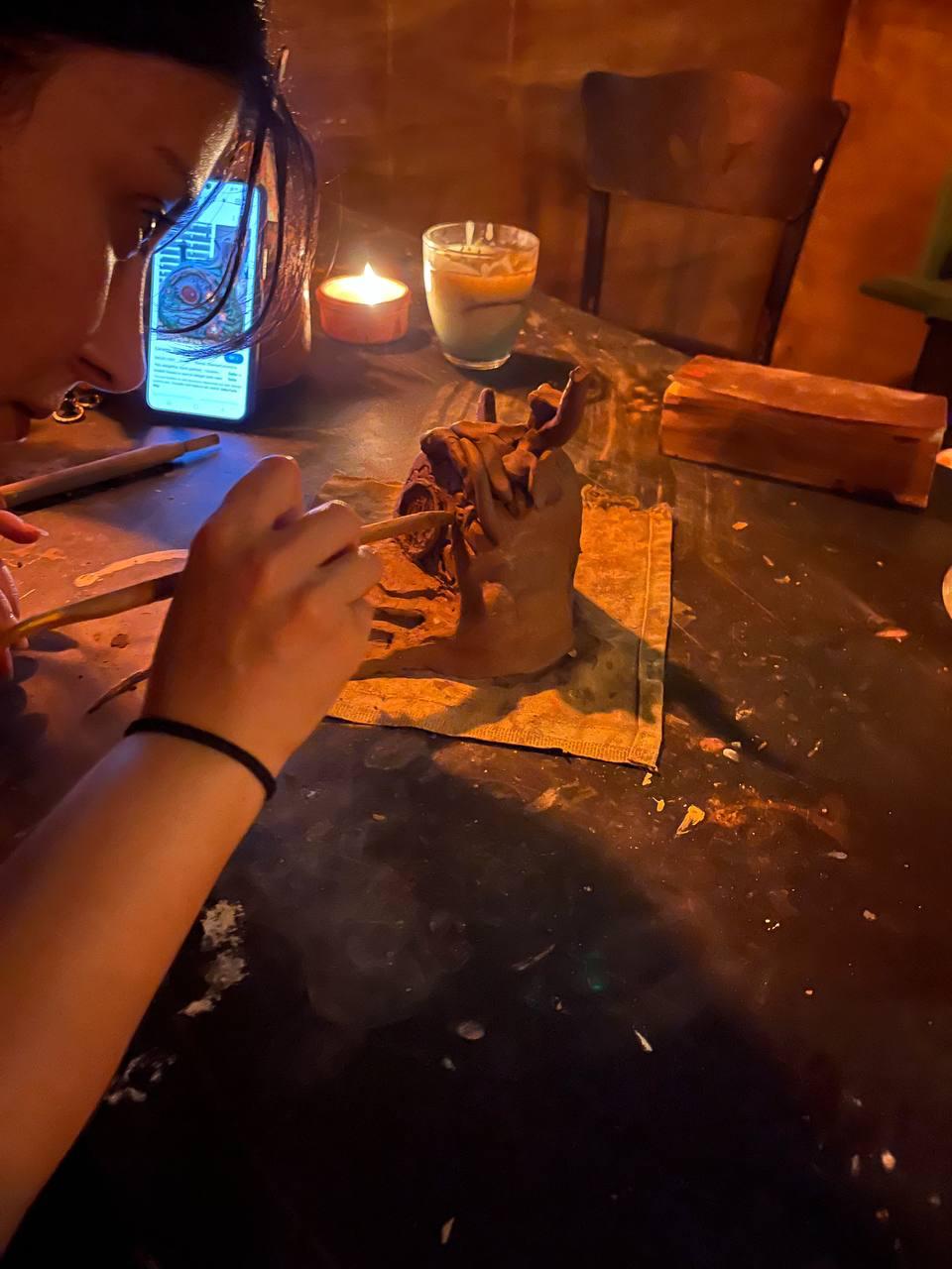 Mum ışığında müzik eşliğinde seramik etkinliği