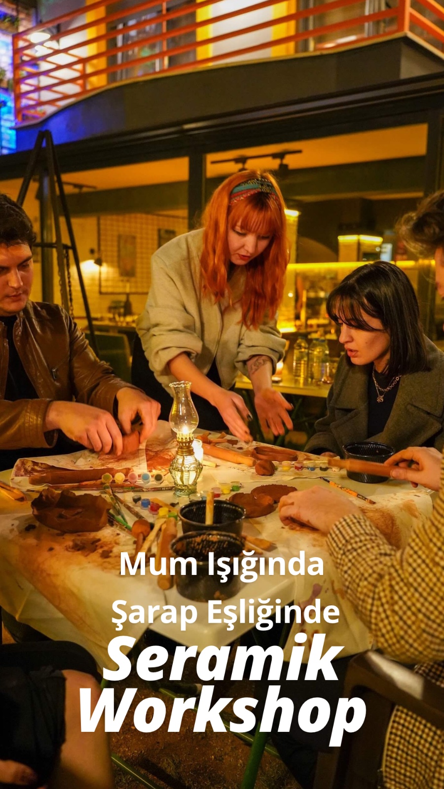 Mum ışığında müzik eşliğinde seramik etkinliği