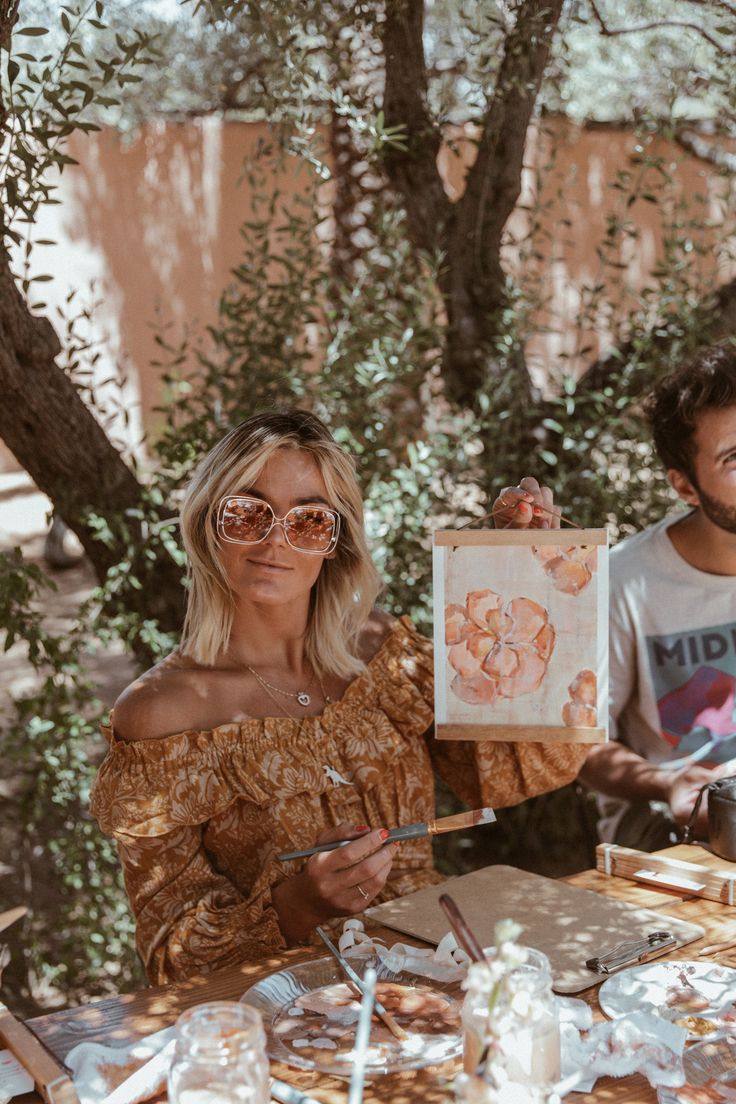 Mum ışığında müzik eşliğinde tuval boyama etkinliği