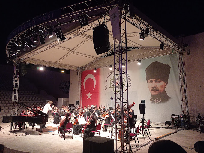 Prof. Dr. Şadan Gökovalı Açık Hava Tiyatrosu