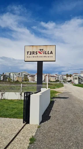 TersVilla-UpsideDownHouse