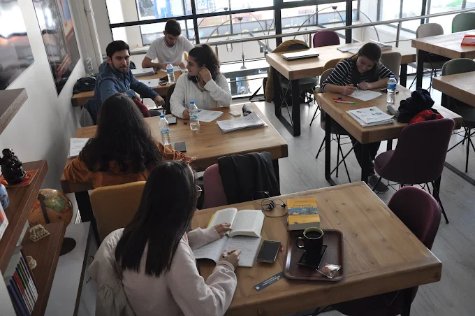 Uykusuz Cafe / Kütüphane