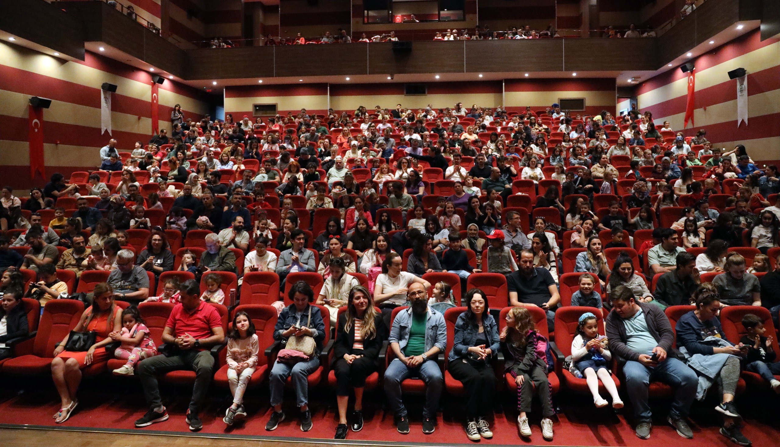 Zihni Derin İş Merkezi Ayhan İçöz Salonu